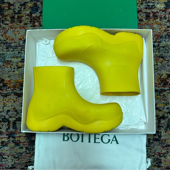 Bottega Veneta Unisex Puddle Rubber Ankle Boot - Picture 7 of 8